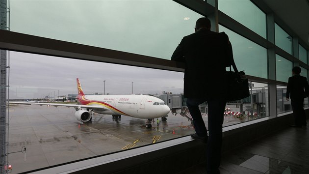 Ve stedu v 6:29 pistl v Praze prvn pm spoj z Pekingu nsk leteck spolenosti Hainan Airlines. (23. z 2015)