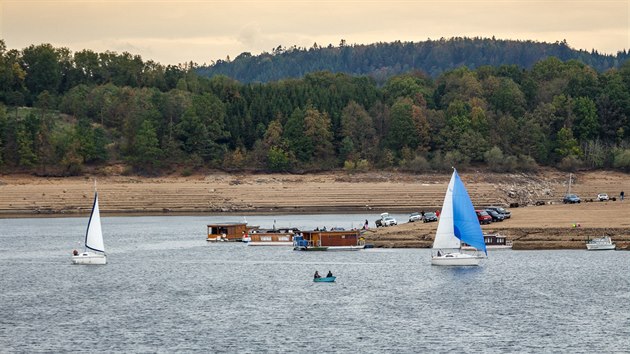 Lodě na Orlické přehradě nemohou kotvit na svých obvyklých místech a tak musí hledat nová kotviště. (září 2015)