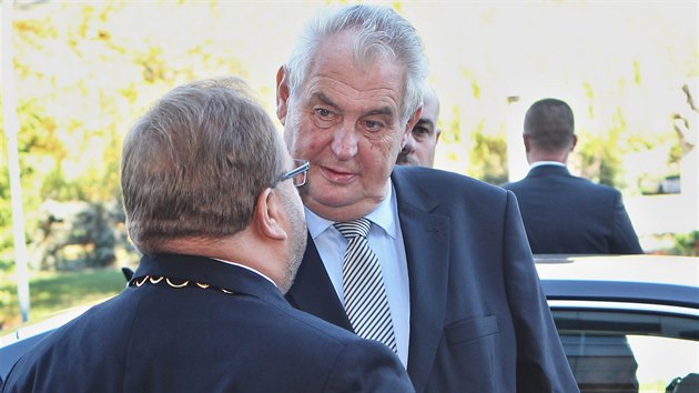 Prezident Milo Zeman pi pjezdu na krajsk ad v Ostrav. (22. z 2015)
