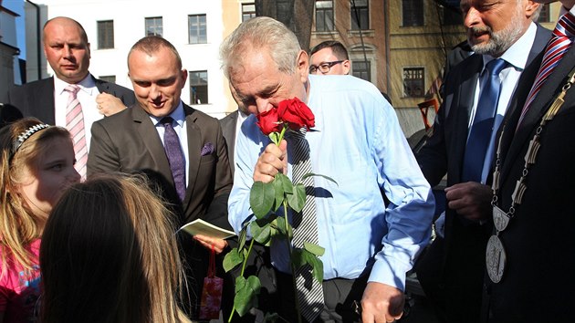 Prezident Milo Zeman dostal na pivtanou na nmst Svobody ve Frdku-Mstku erven re. (22. z 2015)