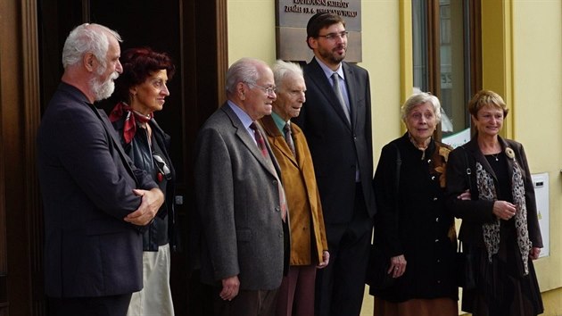 Setkn u rodnho domu lkae Otto Marburga. Zcela vlevo znm fotograf Jindich treit.