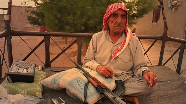 Terorist z Islmskho sttu pepadli vesnici Bakh Bathan a zastelili tomuto mui dceru a syna. On te sp se zbran ped domem - jako prvn linie obrany, aby dal ppadn pbuznm as, kdy pijde tok.