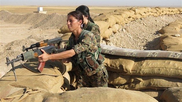 lenky YPJ, enskch kurdskch milic, na stri u Tel Baracku. Msto bylo jet nedvno v moci islamist.