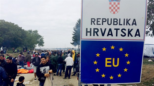 Migranti na srbsko-chorvatsk hranici nedaleko Tovarniku ekaj, a budou moci vstoupit na zem Chorvatska. (22. z 2015)