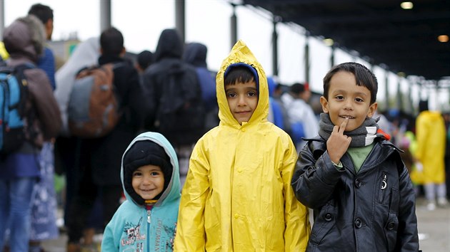 Mal migranti ekaj na autobusy v rakouskm Nickelsdorfu. (26. z 2015)