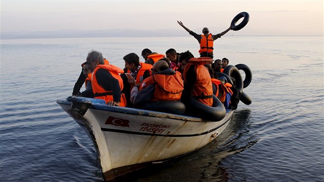 Syrský uprchlík na zádi rybáské lodi se modlí cestou na ecký ostrov Lesbos....
