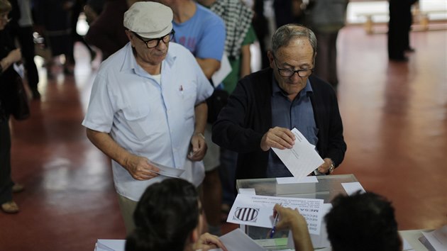 Na monost zastnit se voleb, kter mnoz vykldaj jako referendum o nezvislosti hospodsky vysplho Katalnska, se stoj dlouh fronty. (27. z 2015)