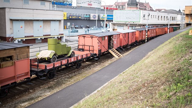 Legiovlak stoj na ndra v eskch Budjovicch.