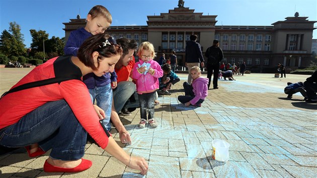 Barevnmi kdami a uhlem malovalo "Srdce na dlani" na nmst ped ostrovskm kulturkem na ti stovky lid.