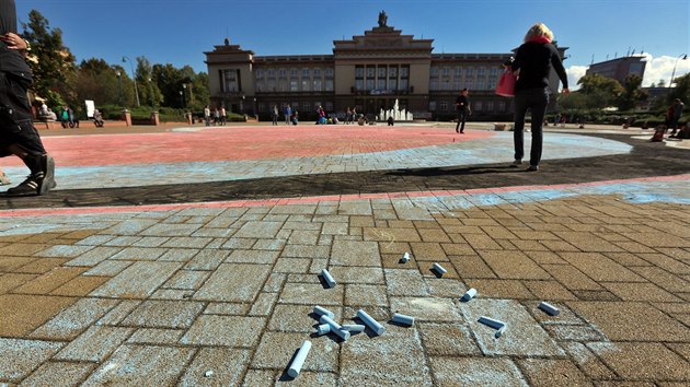 Barevnmi kdami a uhlem malovalo "Srdce na dlani" na nmst ped ostrovskm kulturkem na ti stovky lid.