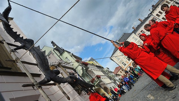 V Trutnov sejmuli eleznho draka z radnin ve (26.9.2015).