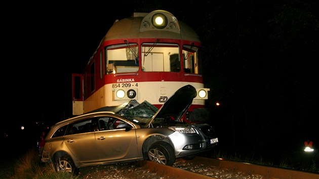 Na Uherskohradisku se na pejezdu srazil osobn vlak s autem.