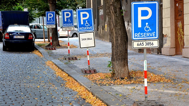 V ulici V.P.Čkalova v Praze 6 – Dejvicích je chodník plný značek pro parkování... V ulici V.P.Čkalova v Praze 6 – Dejvicích je chodník plný značek pro parkování...