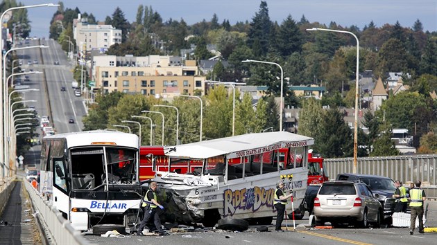 Obojiveln lun s turisty vrazil v Seattlu do autobusu (24. z 2015)