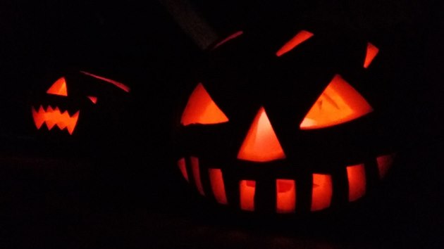 Straideln komnata s halloweenskmi dnmi.