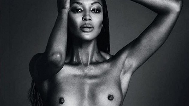 Naomi Campbellov v rmci kampan vystavila na Instagramu svou nahou fotku. Kdy byla smazna, dala ji na Twitter.