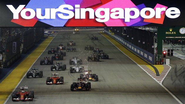 HUKOT NA STARTU. Sebastian Vettel vede ve Velk cen Singapuru formule 1.