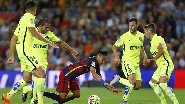 Neymar z Barcelony se probj obranou Levante.