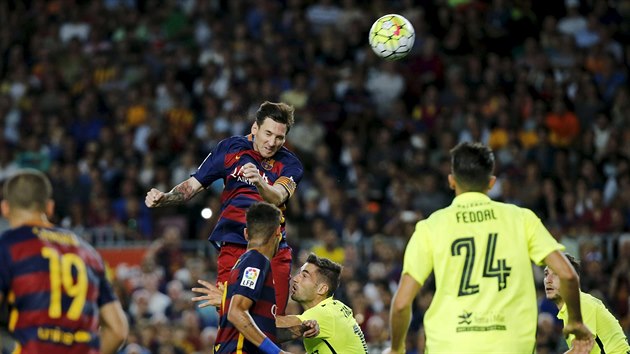 Lionel Messi z Barcelony hlavikuje v utkn proti Levante.