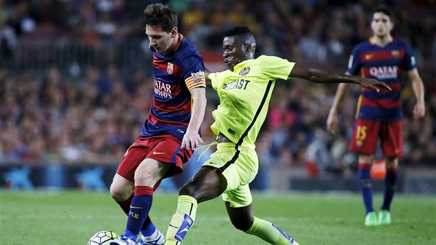 Lionel Messi z Barcelony vede m, brn ho Jefferson Lerma z Levante.