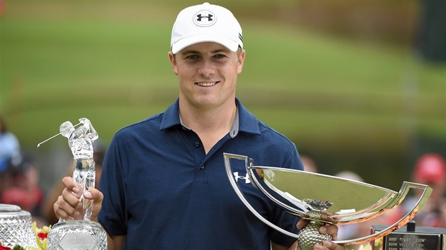 Jordan Spieth s trofejemi pro vítze Tour Championship a FedEx Cupu.