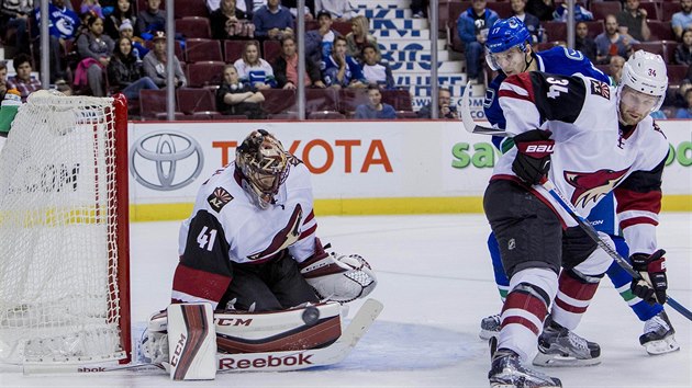 Radim Vrbata v modrm dresu  Vancouveru h na odraen puk ped brankou Arizony, kterou hj Mike Smith.