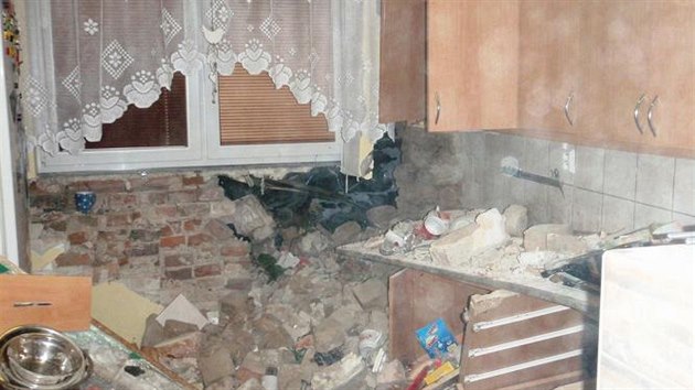 idi jednoho z kradench aut naboural v Brumov-Bylnici do rodinnho domu, kde se vboural do kuchyn.