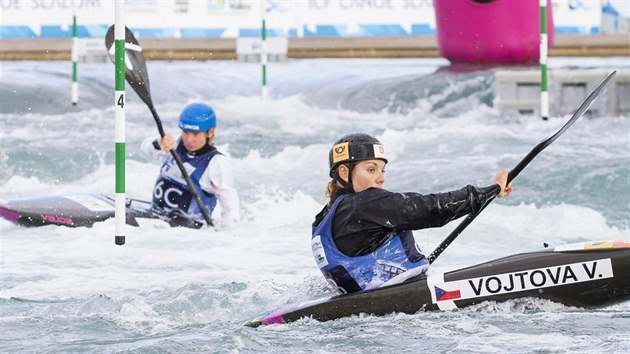 esk kajakky v zvod hldek. V poped Veronika Vojtov, vzadu tpnka Hilgertov.