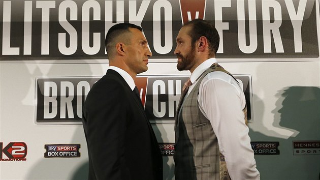 Vladimir Kliko (vlevo) a Tyson Fury.