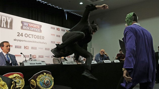 Tyson Fury v masce Betmana se vrh na Jokera.