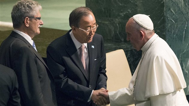 Pape Frantiek promluvil na zasedn Valnho shromdn OSN. Potsl si rukou i s generlnm tajemnkem OSN Pan Ki-munem (25. z 2015).
