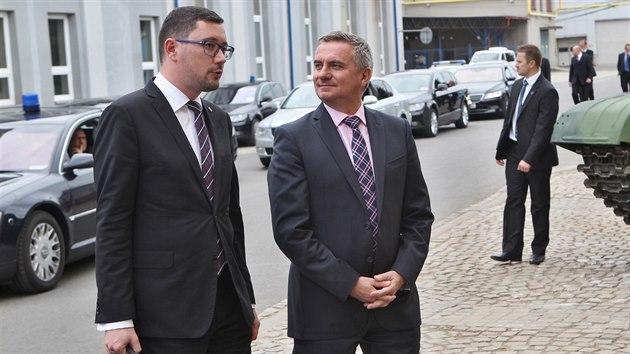Kancl prezidenta esk republiky Vratislav Myn (vpravo) spolen s mluvm hlavy sttu Jim Ovkem.
