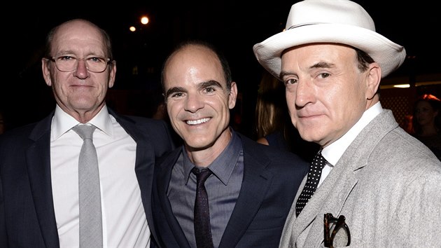 Richard Jenkins, Michael Kelly a Bradley Whitford na udlen cen Emmy.