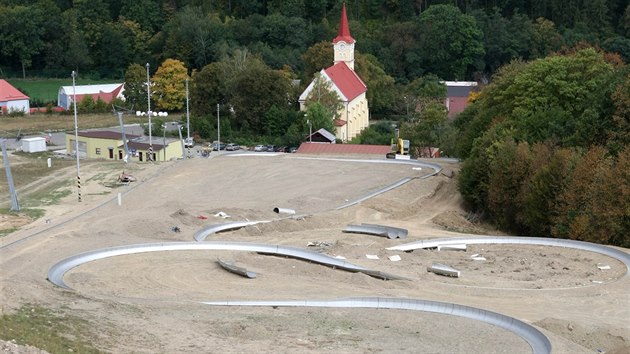 Pohled na dokonovanou kilometr dlouhou bobovou drhu v Hlubokch na Olomoucku.