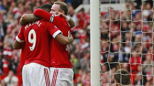 POTUPEN SUNDERLAND. Wayne Rooney z Manchesteru United (v ervenm vpravo) slav se spoluhrem Anthonym Martialem svou trefu.