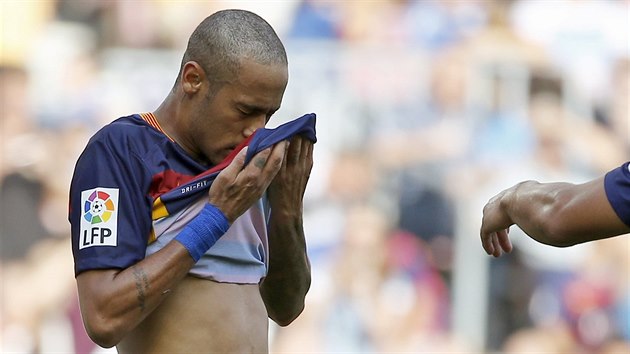 ACH, CO JSEM TO PROVEDL... Neymar z Barcelony lituje zahozen penalty v duelu s Las Palmas.