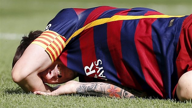 AU! Hvzdn tonk Barcelony Lionel Messi bhem utkn s Las Palmas