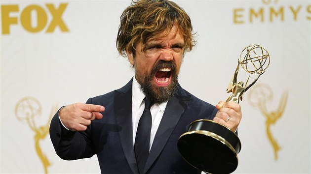 Peter Dinklage pzuje s cenou Emmy za nejlep musk vkon ve vedlej roli v kategorii drama (20. z 2015).