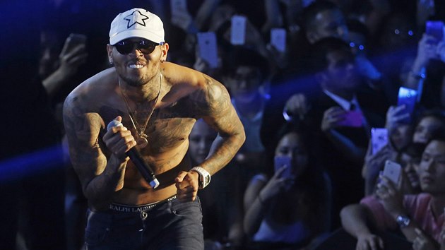 Chris Brown na ervencovm koncertu v nskm Macau