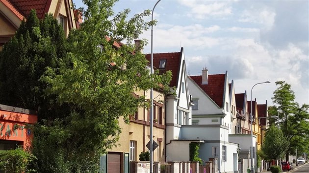 V přízemí domů v ulici Na Pískách byly původně obchody, cukrárny a restaurace.