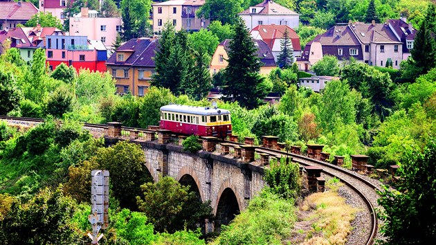 Prask Semmering. Tak zn pezdvka romantick trati . 122, vedouc po svazch skalnatho vahova a nad Prokopskm dolm. 