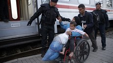 Uprchlíci nastupují do vlaku na chorvatsko - maarské hranici (23. záí 2015)