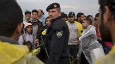 Uprchlíci u Tovarniku na srbsko - chorvatské hranici (24. záí 2015)