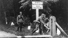 Září 1939. Německá vojska překračují polskou hranici. Září 1939. Německá vojska překračují polskou hranici.