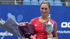 Denisa Allertová s trofejí pro poraženou finalistku v čínském Kuang-čou. Denisa Allertová s trofejí pro poraženou finalistku v čínském Kuang-čou.