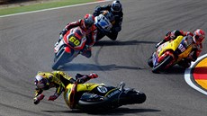 panlský závodník ve tíd Moto 2 Luis Salom padá ve Velké cen Aragonie.