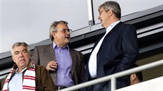 V druném rozhovoru se pi derby baví Miroslav Jansta (vpravo) a Vladimír...