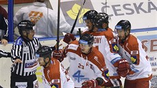 Olomoučtí hokejisté slaví branku v souboji s Chomutovem. Olomoučtí hokejisté slaví branku v souboji s Chomutovem.
