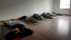 Migranti spí na zemi v uprchlické ubytovn ve finském mst Lahti.