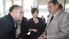 Pavel Dufek (vlevo) s primátorkou Věrou Nechybovou a prvním náměstkem Jiřím... Pavel Dufek (vlevo) s primátorkou Věrou Nechybovou a prvním náměstkem Jiřím...